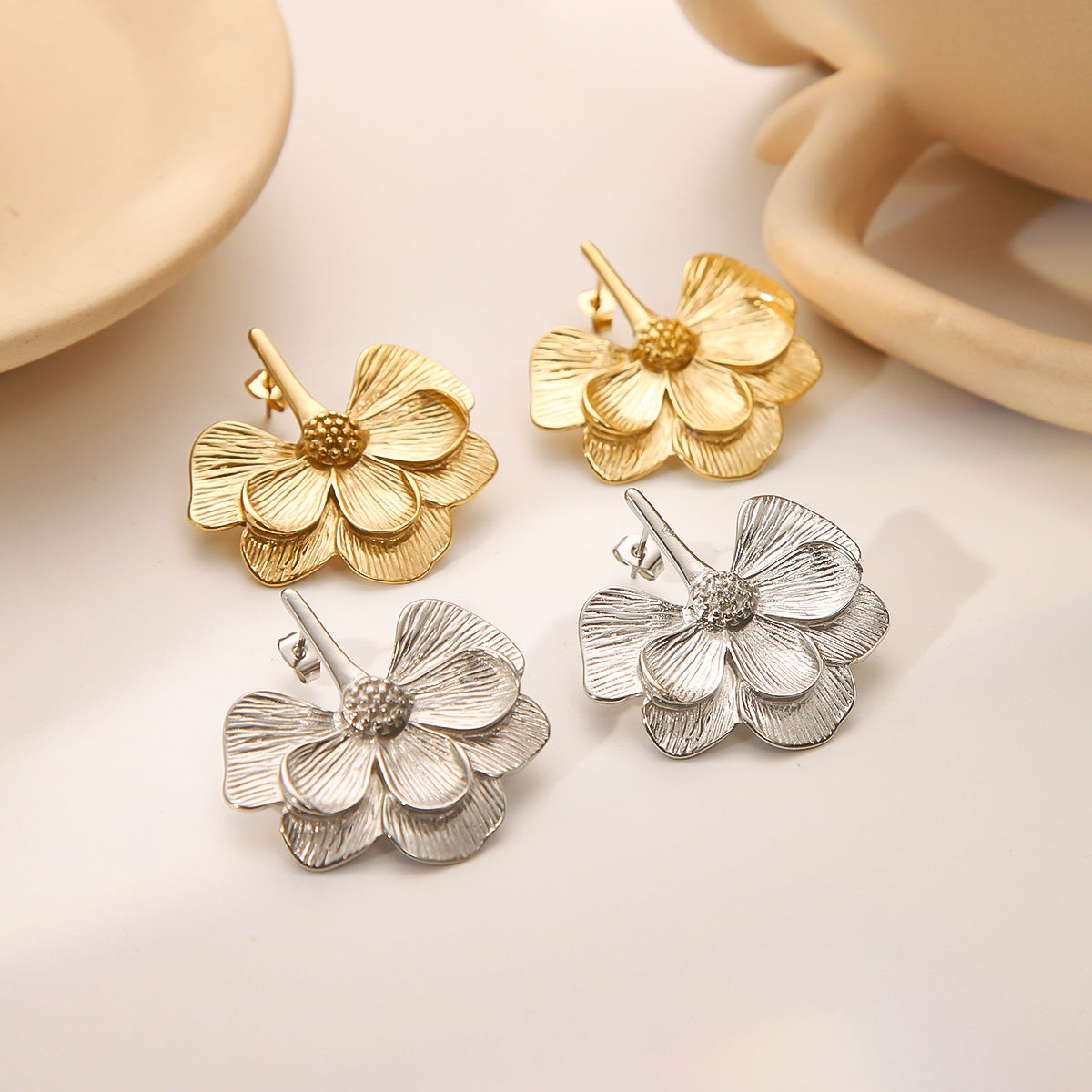 Orecchini da donna eleganti con placcatura in oro 18 carati in acciaio inossidabile, stile floreale con motivo a fiore e fascino vintage minimalista