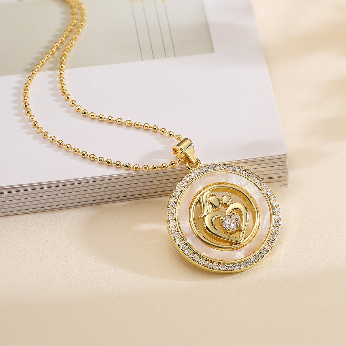 Collana pendente a conchiglia di abalone geometrica minimalista da donna con zirconi micro-incastonati e catena in rame