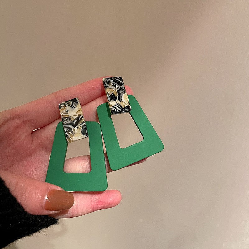 Pendientes asimétricos vintage con cabeza de león de metal con postes de acero bañados en plata para mujer