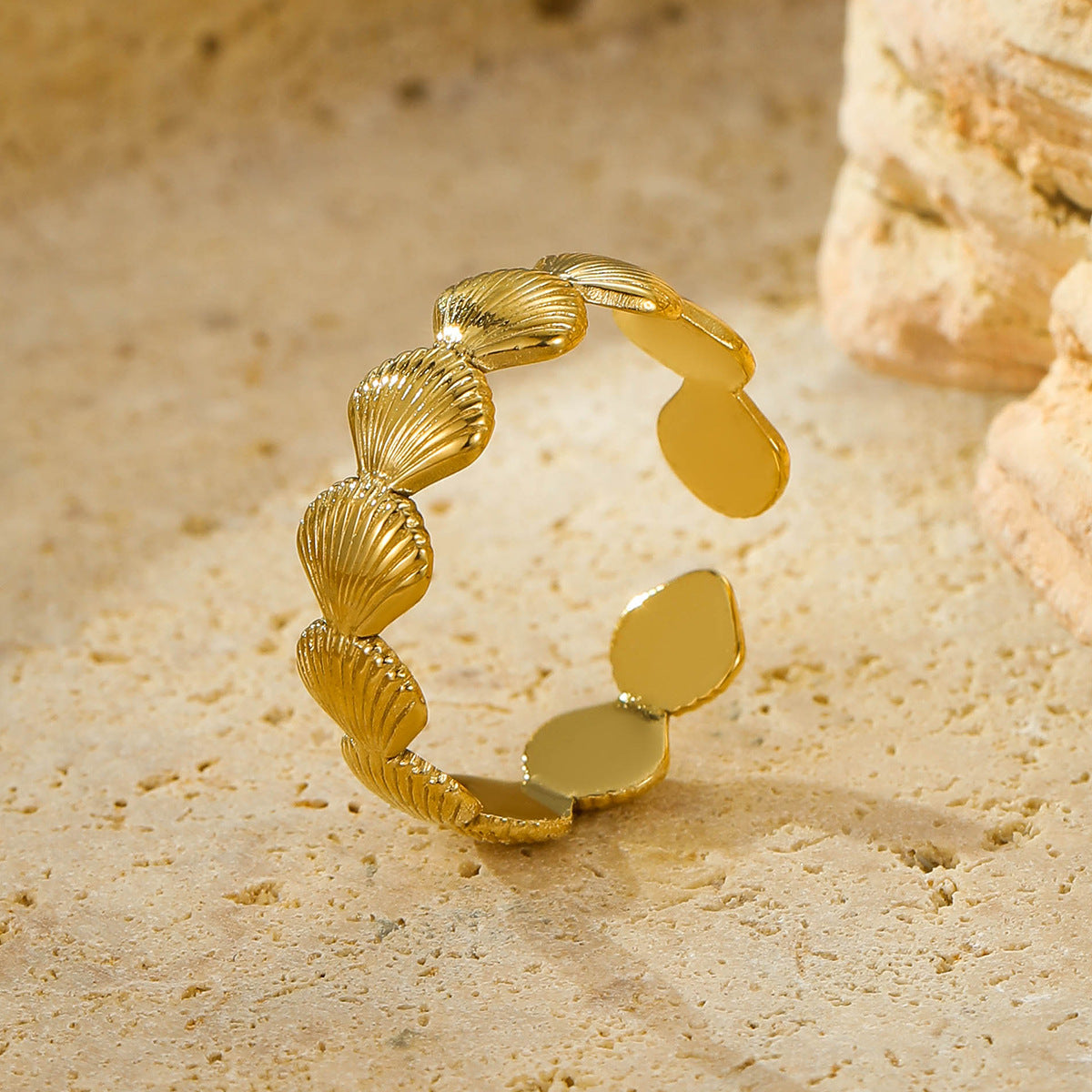 Anillo abierto para mujer de acero de titanio con baño de oro de 18 quilates, con forma de abanico y concha, estilo lujo minimalista