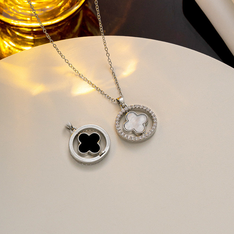 Collana con Pendente a Quadrifoglio Minimalista in Acciaio al Titanio con Intarsi di Strass, Design Rotante Bifacciale, Catena O, Catena Clavicola alla Moda per Donne