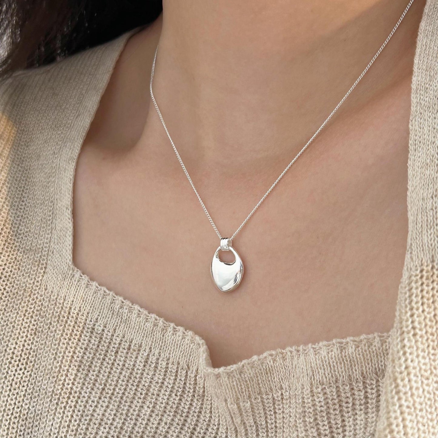 Collar con colgante de conejo geométrico irregular minimalista en plata de ley 925 con baño de oro