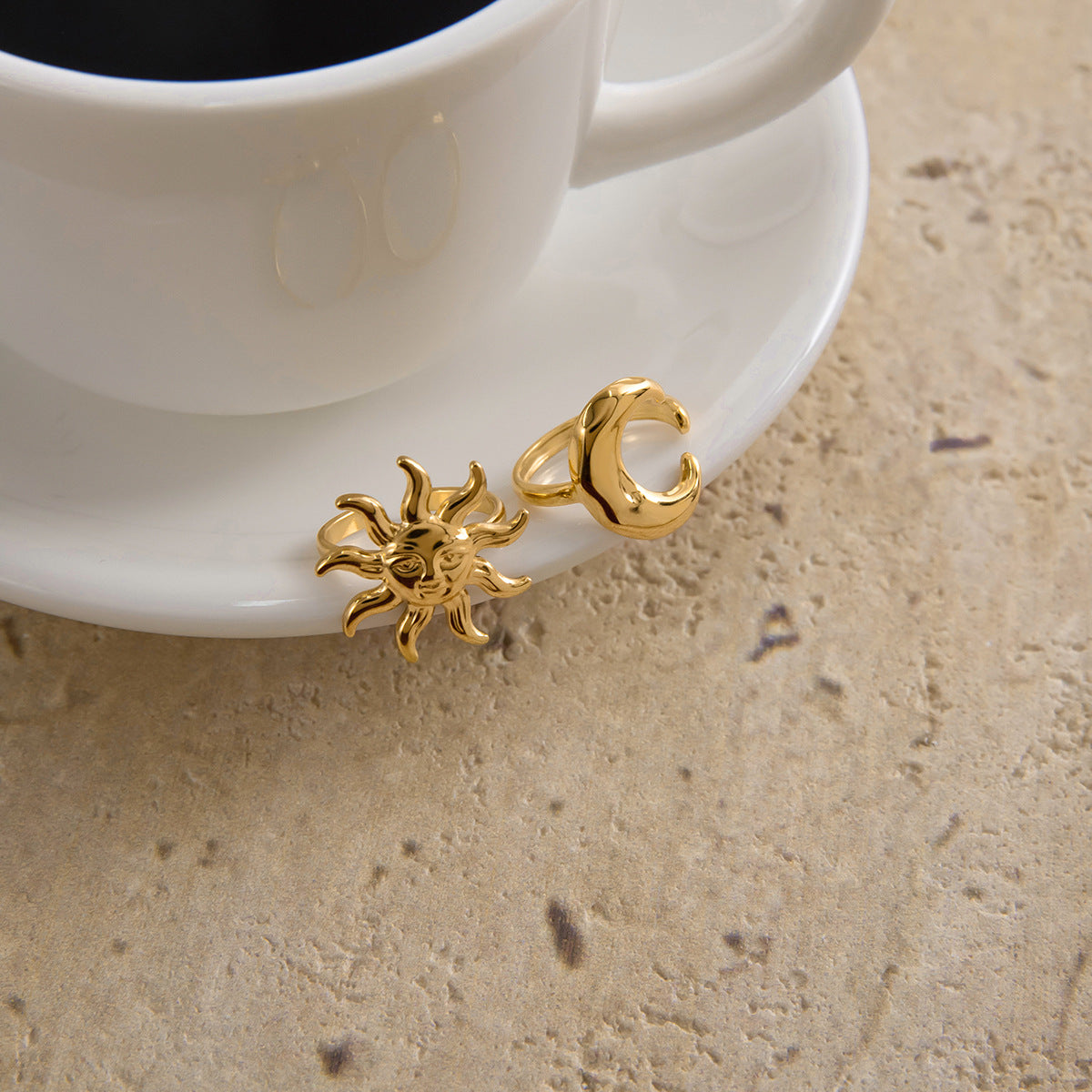 Anello da donna in acciaio inossidabile con luna geometrica alla moda e finitura placcata