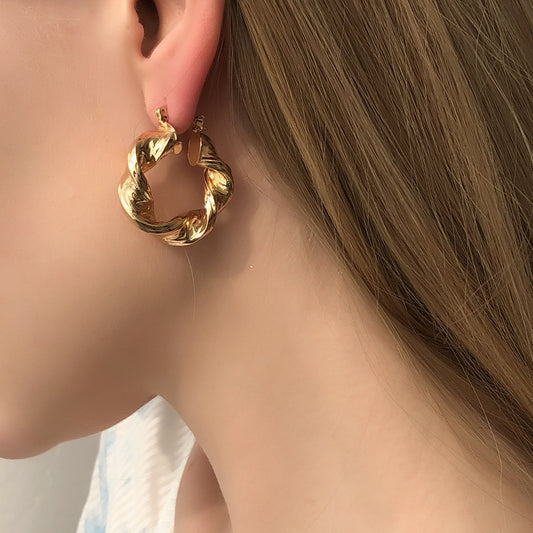 Aretes geométricos retorcidos estilo vintage para mujer hechos de aleación con acabado chapado