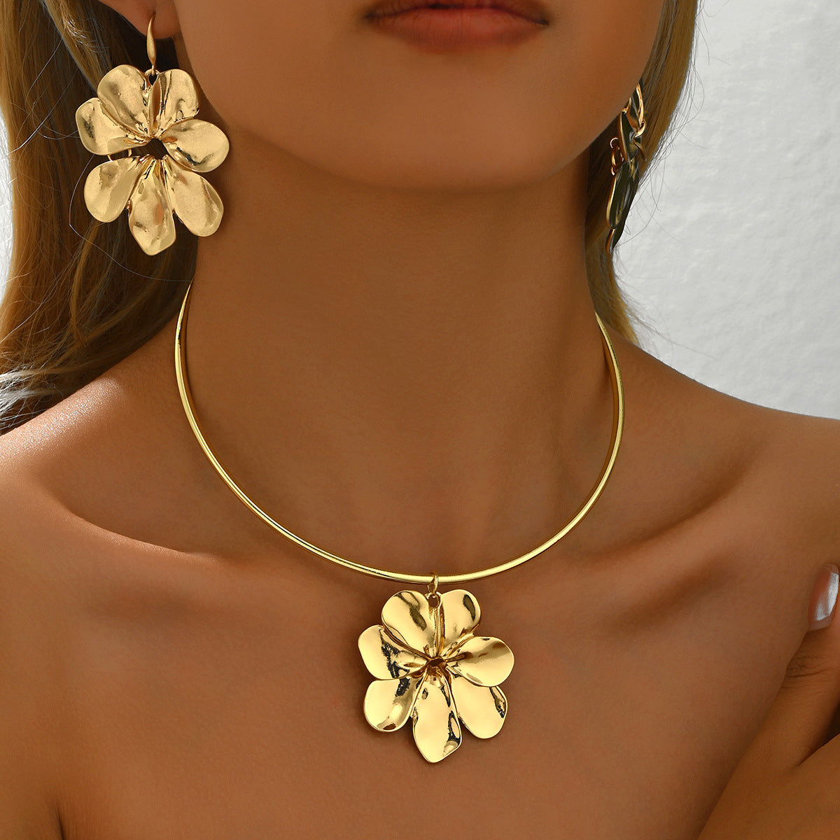 Elegante conjunto de collar y pendientes florales para mujer con diseño de pétalos chapados en cobre en forma de corazón