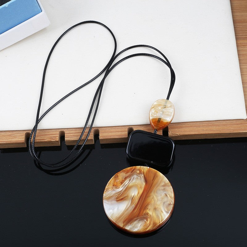 Collana con ciondolo geometrico in acrilico stile retrò da donna con charm in lega, fatta a mano, catena a strati alla moda minimalista