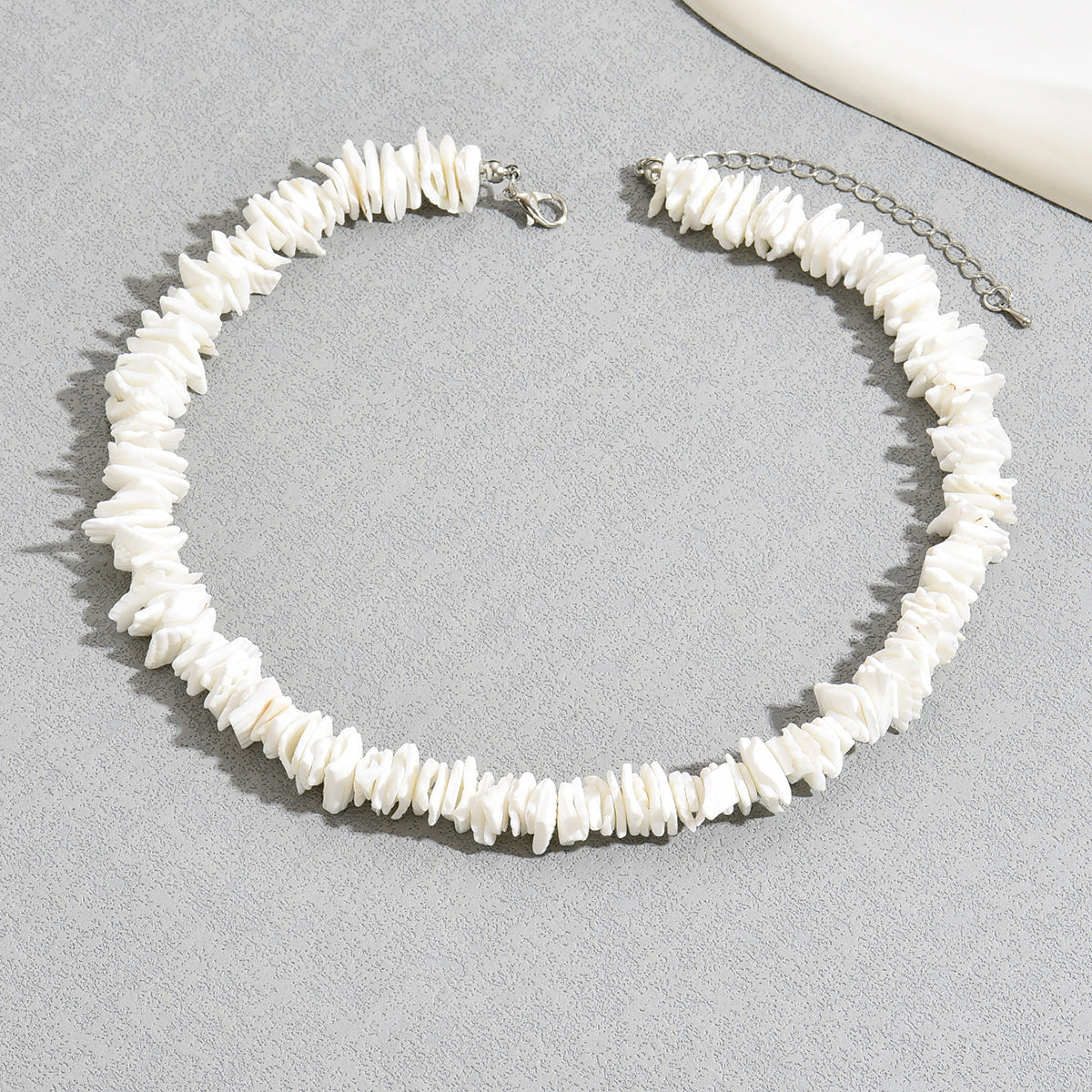 Collar minimalista irregular de concha geométrica para mujer con cadena ajustable