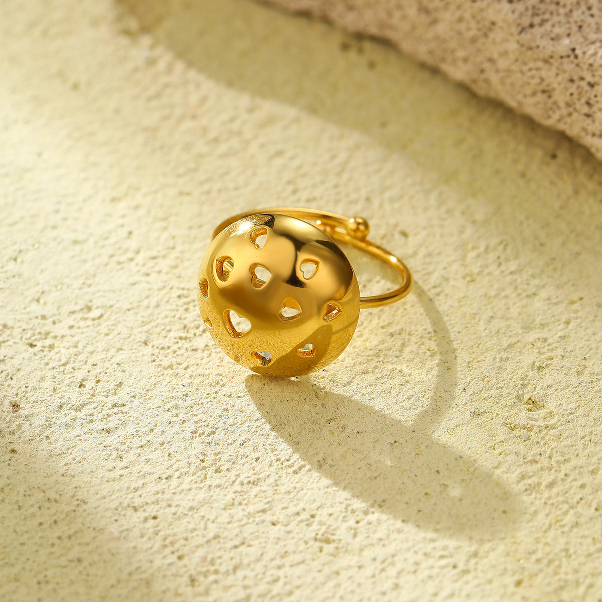 Anello alla moda da donna in acciaio al titanio, a forma di cuore scavato ovale, placcato in oro 18 carati