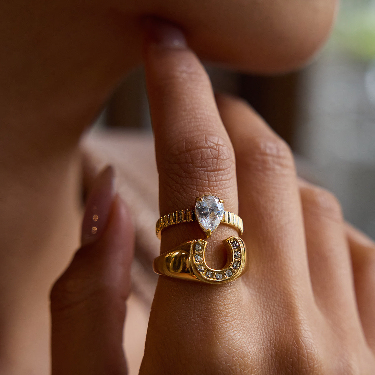 Anillo chapado en acero titanio y acero inoxidable geométrico con circonita para mujer, joyería minimalista elegante y de moda