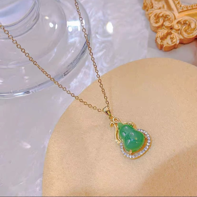 Collana con Ciondolo a Zucca in Acciaio al Titanio Placcato Oro Design Originale con Catena a O con Cristallo Verde