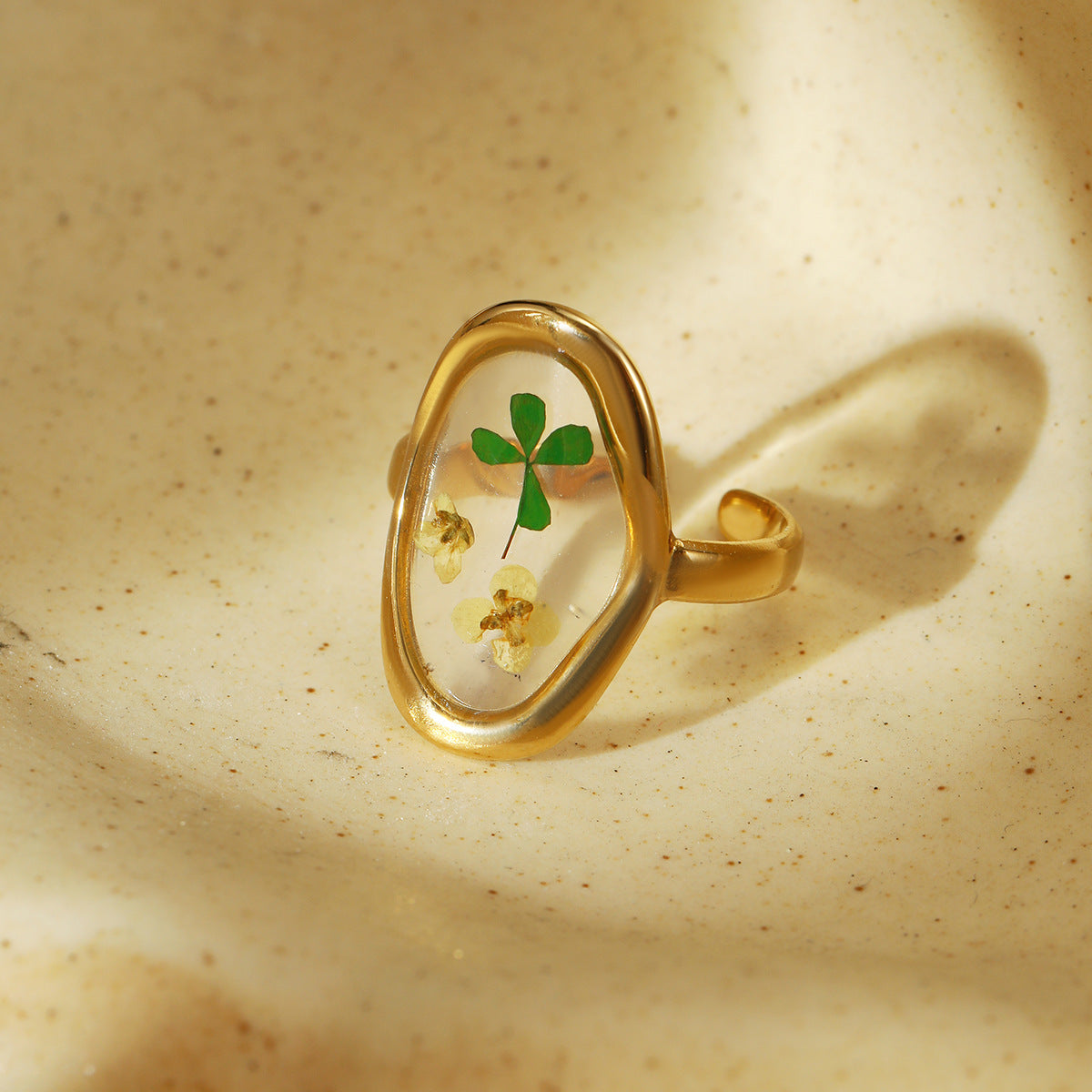 Anello da donna minimalista con quadrifoglio in acciaio inossidabile, finitura placcata e design a fascia aperta
