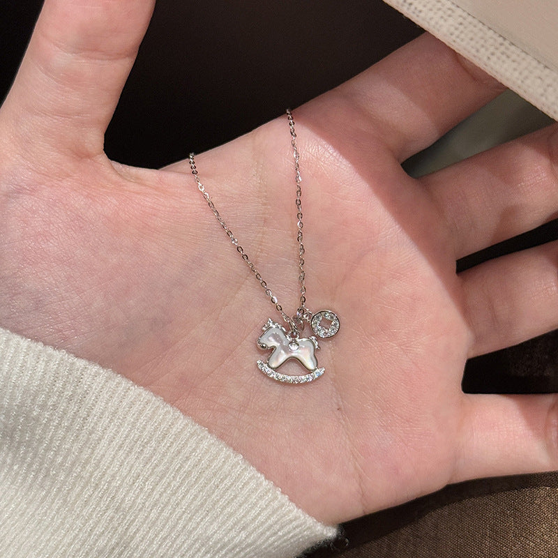 Collana da donna con ciondolo a forma di cavallo minimalista in rame, con zirconi e madreperla, delicata catenina per clavicola