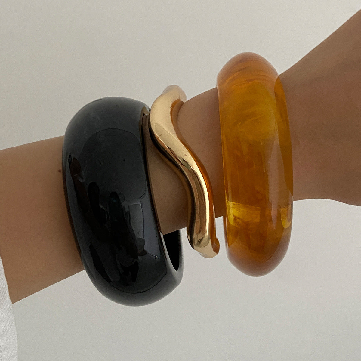 Fashion Elegant Amber Resin Plated Geometric Round Open Cuff Bracelet for Women