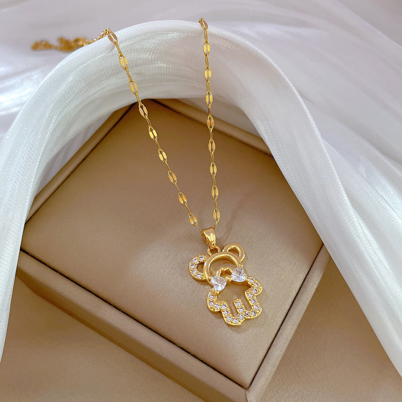 Collana con ciondolo a orso geometrico in acciaio al titanio di lusso con dettagli in strass da donna, catena clavicola delicata