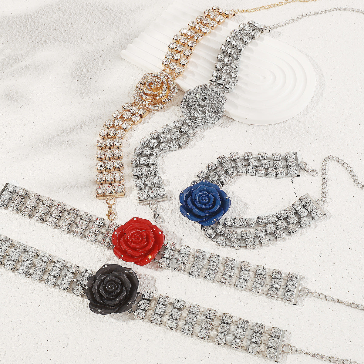 Collar con colgante de flor de rosa 3D dulce y atrevido con incrustaciones de diamantes de imitación sobre base de resina, cadena a la altura de la clavícula para mujer