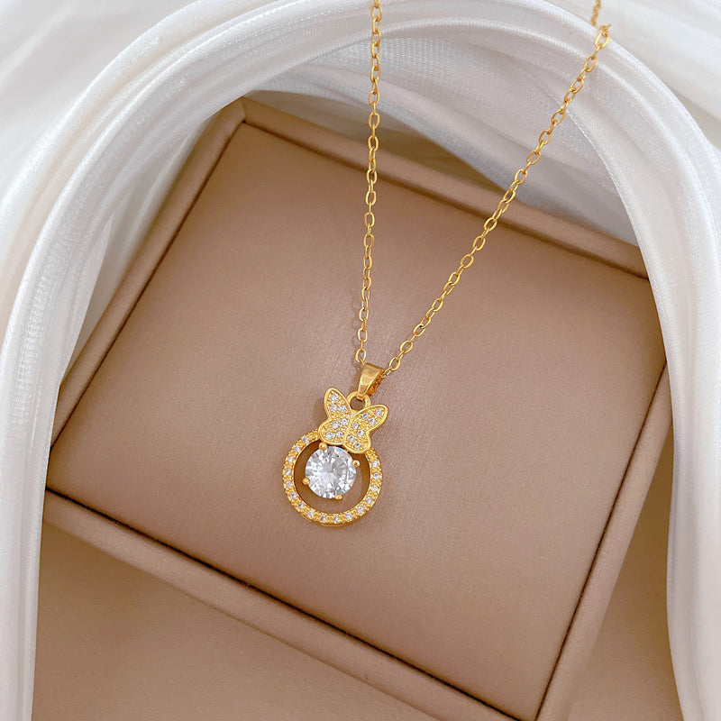 Collana da donna a farfalla minimalista in acciaio al titanio con intarsio di strass, catena regolabile per la clavicola