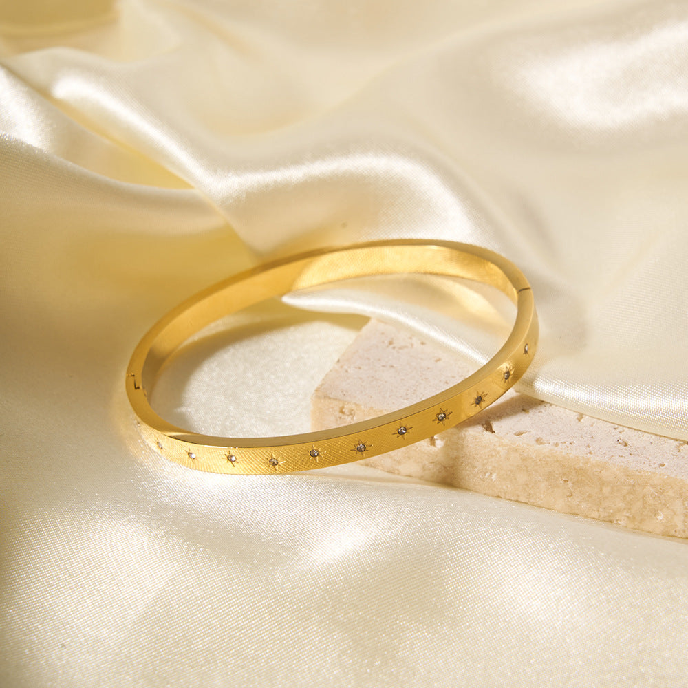 Bracciale Stile INS Geometrico in Acciaio Inossidabile Placcato Oro 18K con Dettagli in Zirconia Tonda Bianca