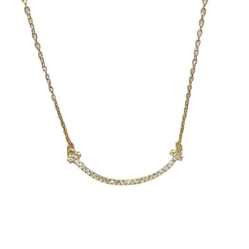 Collana con ciondolo a faccina sorridente da donna in acciaio al titanio con intarsio di strass su catena a maglie, collana a medaglione con design ad arco geometrico