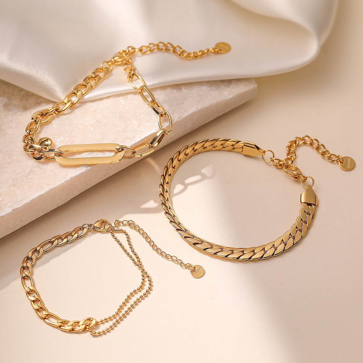 Bracciale da donna in acciaio inossidabile placcato oro 18 carati con micro-pavé geometrico e minimalista alla moda