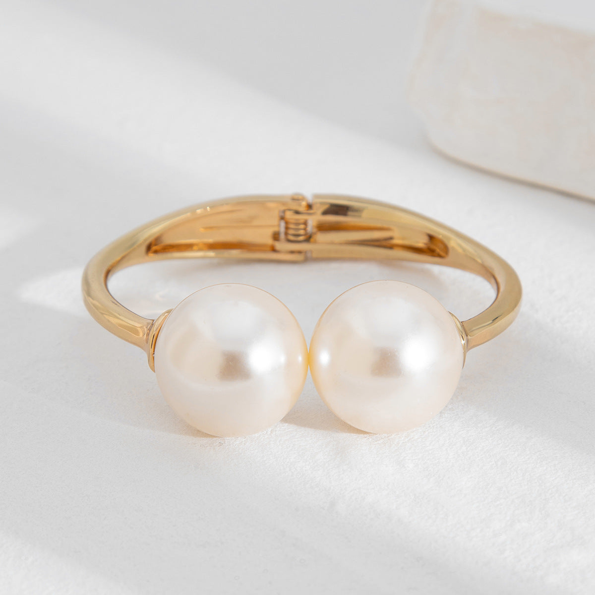 Pulsera de puño ancha de metal con rayas geométricas para mujer con acento de perla de imitación y acabado galvanizado