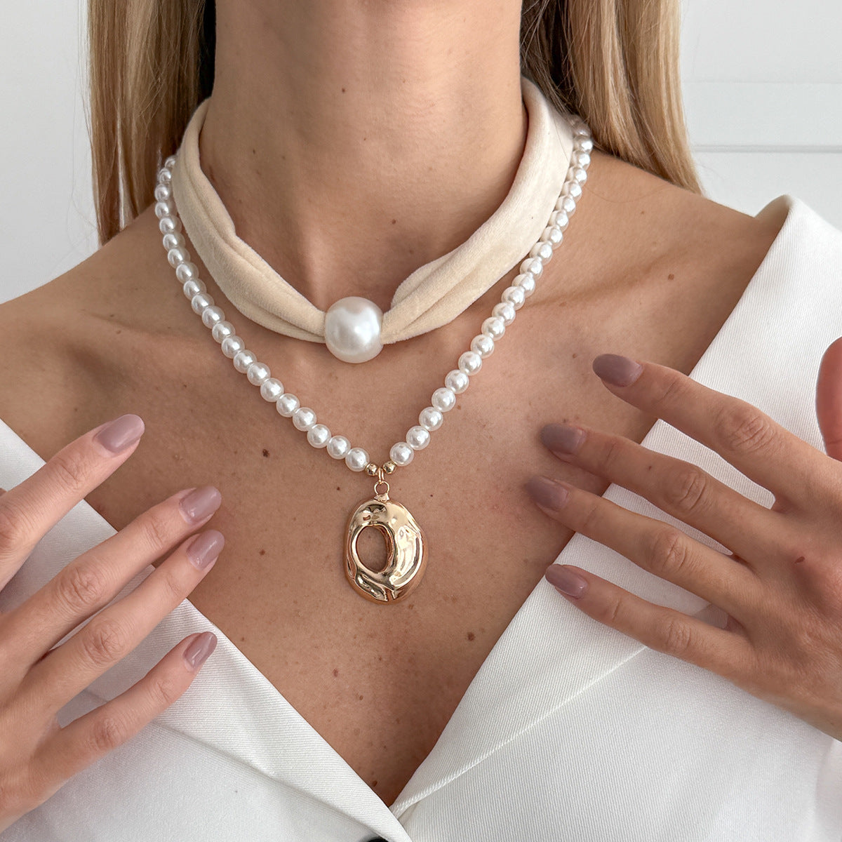 Luxury Elegant Round Geometric Alloy Pendant Velvet Beaded Choker Necklace for Women