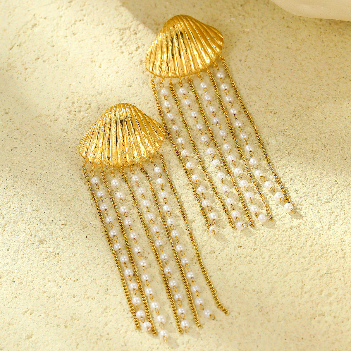 Pendientes de Acero Inoxidable con Forma de Concha, Acentos de Perlas y Detalles de Flecos para Mujer