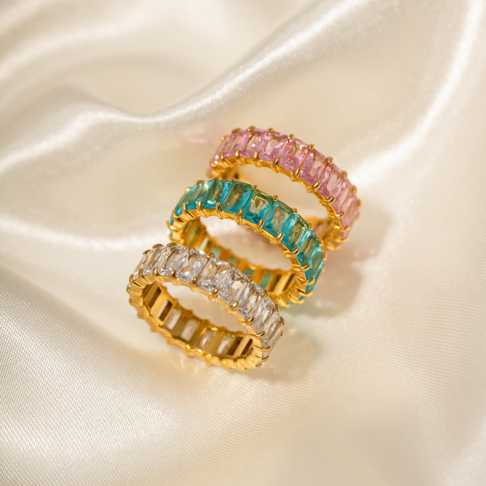 Anello da donna minimalista geometrico in acciaio inossidabile placcato oro 18 carati con intarsio in zirconi