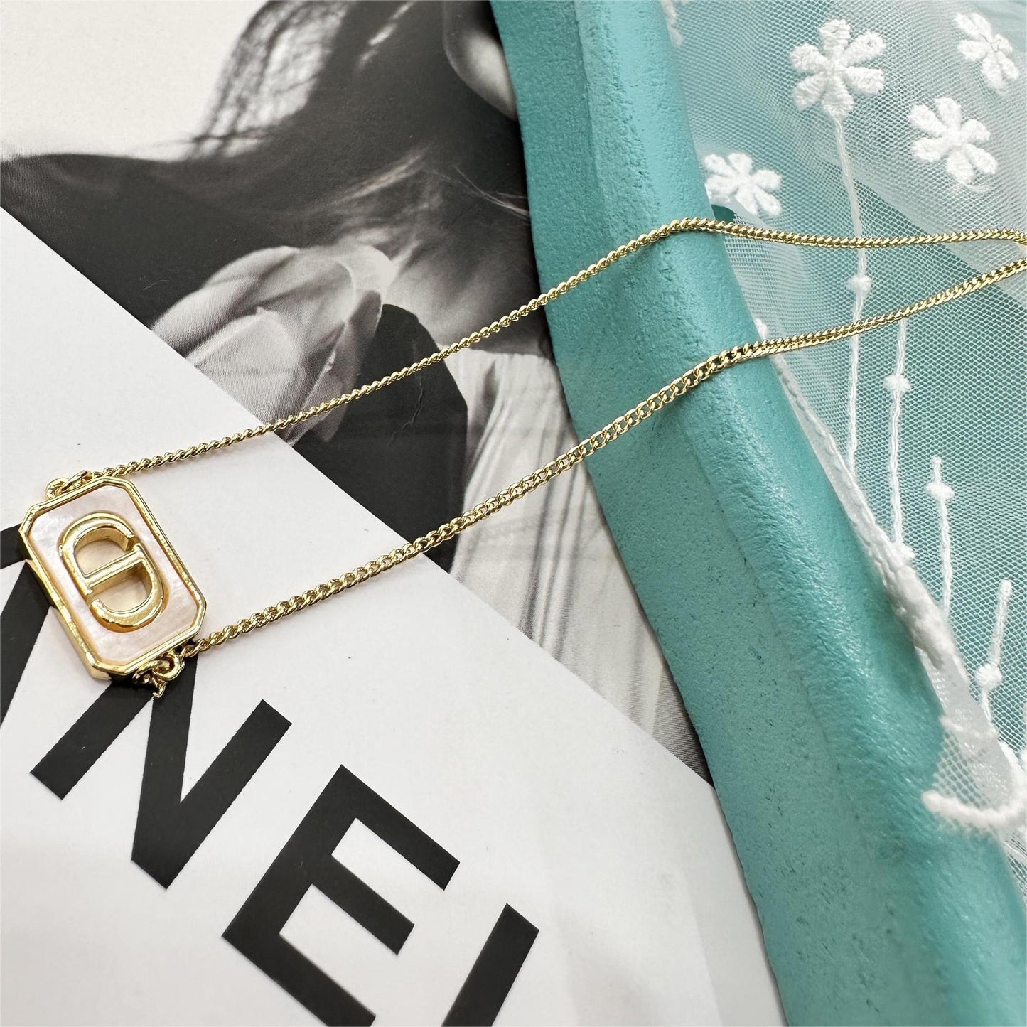 Collana da donna a conchiglia quadrata minimalista con lettere CD, in acciaio inossidabile placcato, con pendente dal design irregolare