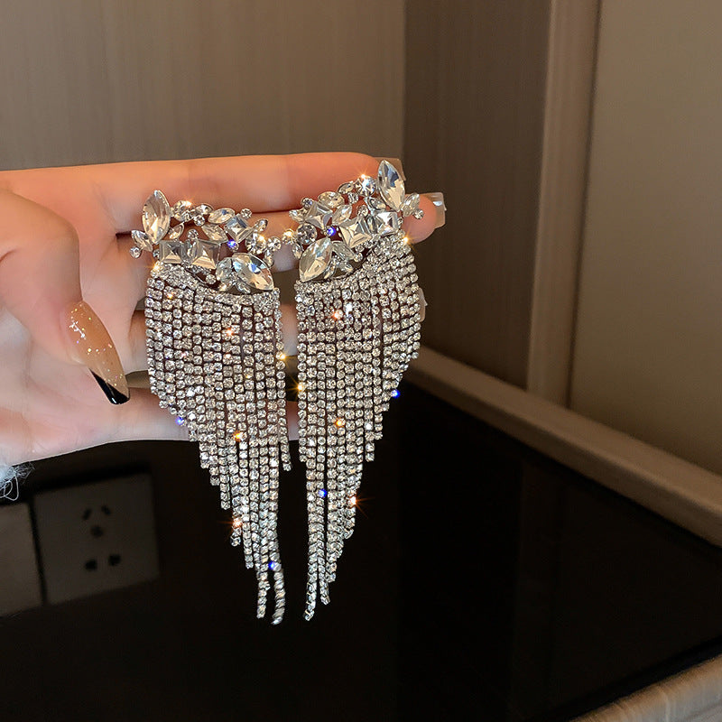 Orecchini a perno di lusso con lega geometrica irregolare e intarsio di strass, placcati argento, alla moda e versatili da donna
