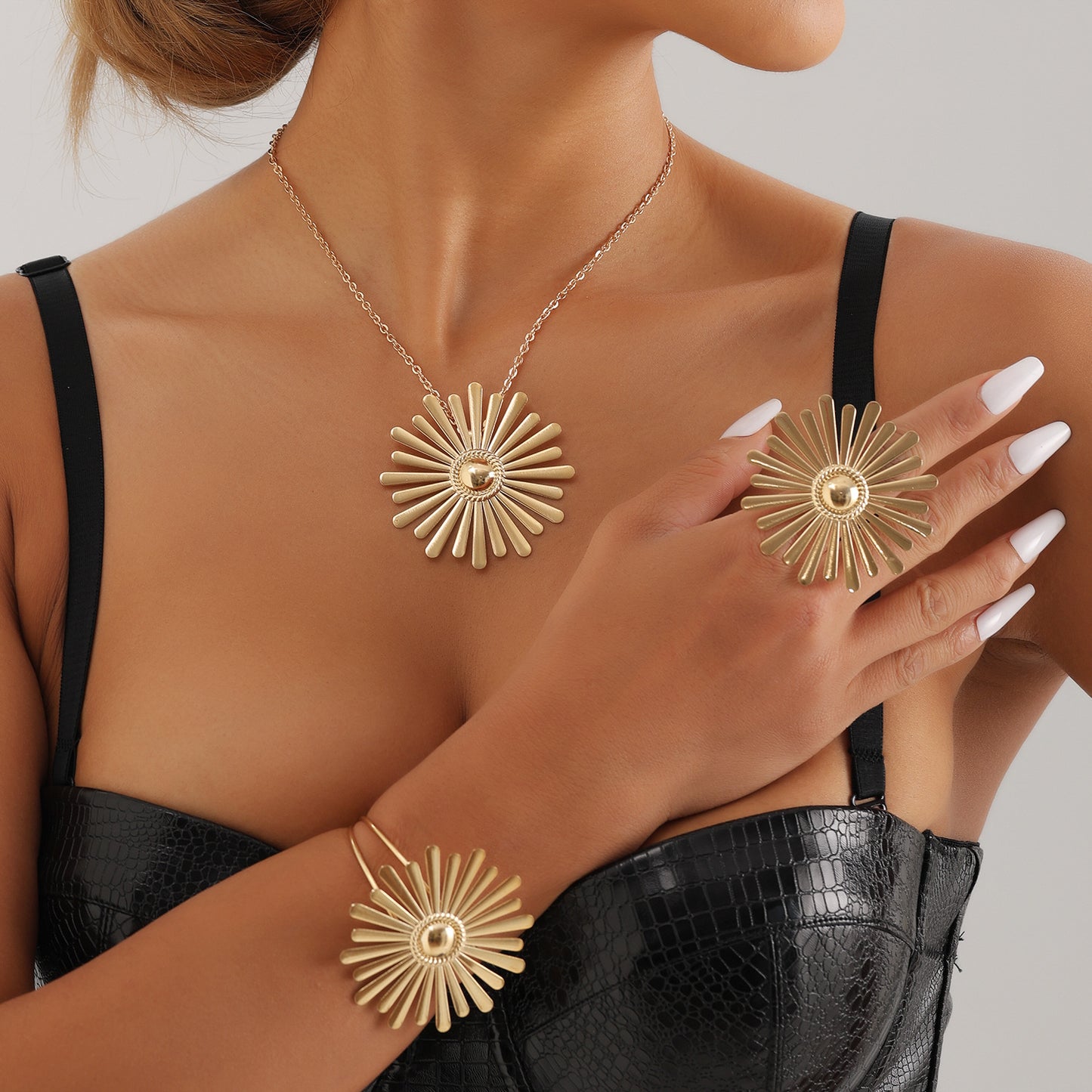 Collar con Colgante de Girasol Minimalista en Aleación con Acabado Pulido para Mujer