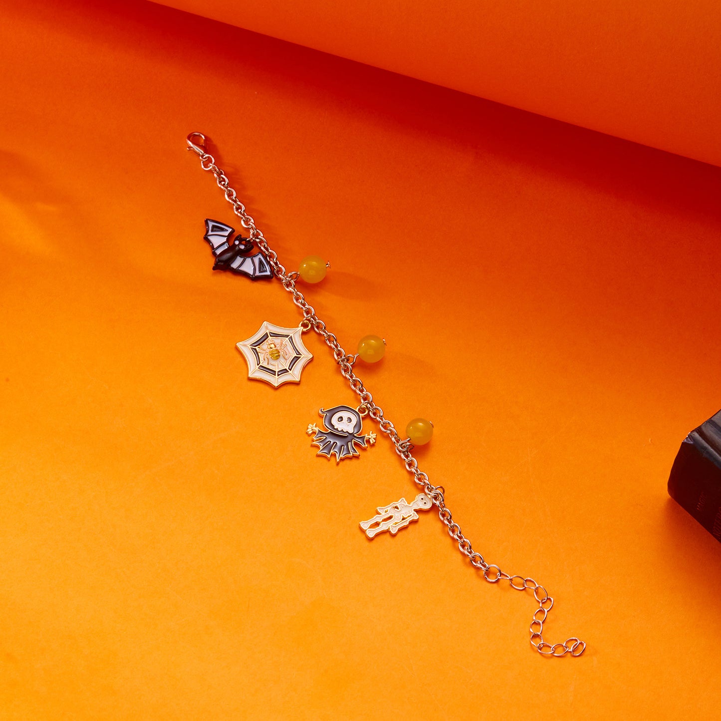Set di braccialetti elastici in resina geometrici retrò da donna con ciondoli a teschio e design artistico vintage