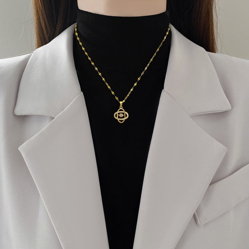 Collana con pendente in acciaio inossidabile di lusso a quadrifoglio per donna con intarsio di strass, design geometrico, catena delicata per clavicola