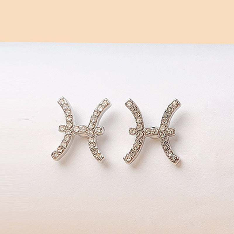 Fashionable Office Lady Geometric Rhinestone-Set Copper Stud Earrings with Diamond-Cut Rhombus and Minimalist Contemporary Design