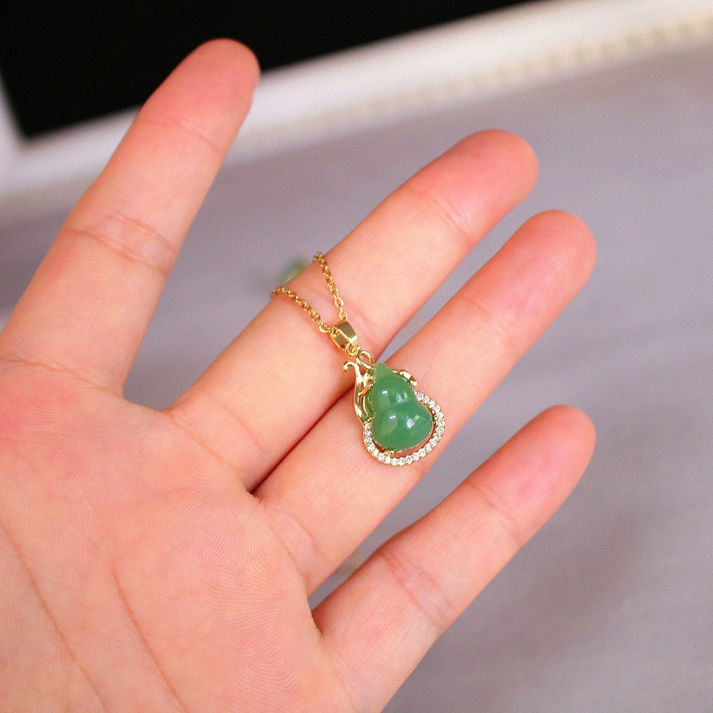Collana con Ciondolo a Zucca in Acciaio al Titanio Placcato Oro Design Originale con Catena a O con Cristallo Verde