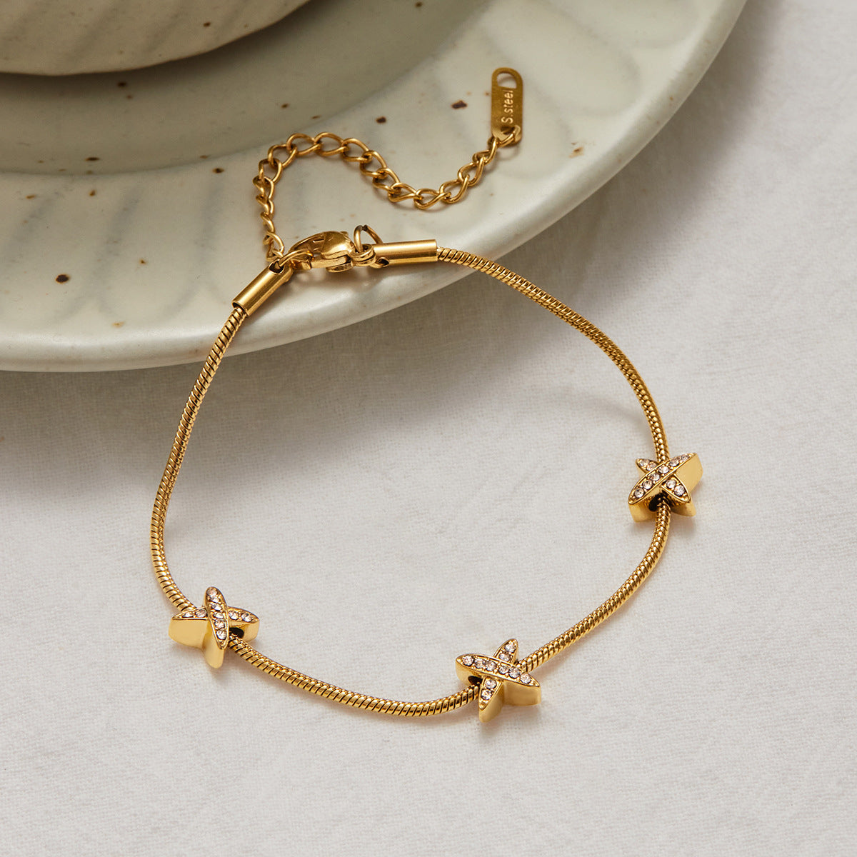 Pulsera de acero inoxidable chapado con patrón minimalista de estrellas, luna, nubes y universo para mujer con colgante de acero de titanio