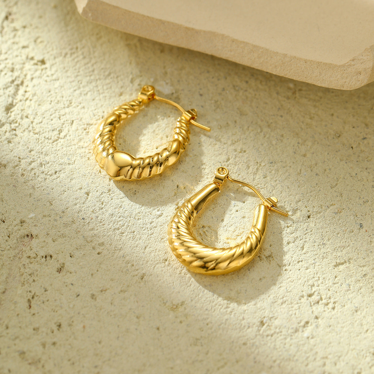 Orecchini da donna in acciaio al titanio con texture geometrica alla moda e finitura placcata, perni ipoallergenici in acciaio inossidabile con un lussuoso fascino minimalista