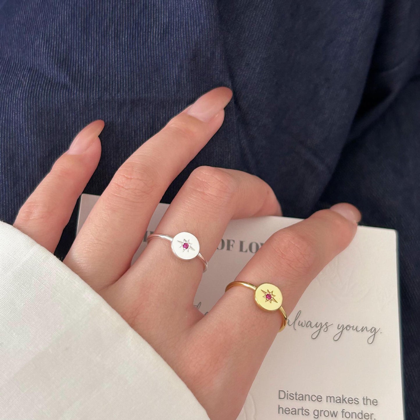 Anello Minimalista a Forma di Cuore in Argento Sterling 925 con Accenti Quadrati Smussati e Finitura Placcata