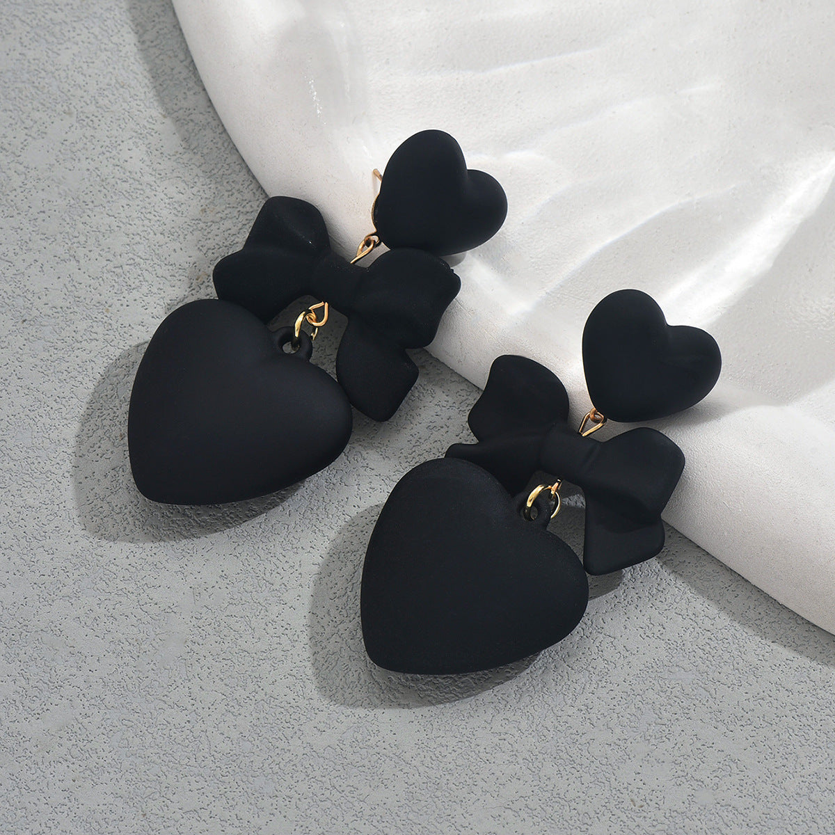 Orecchini a perno minimalisti da donna a forma di cuore nero in acrilico con finitura placcata