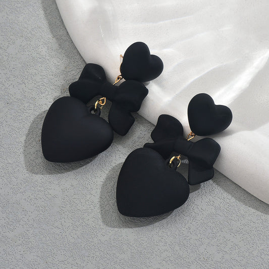 Orecchini a perno minimalisti da donna a forma di cuore nero in acrilico con finitura placcata