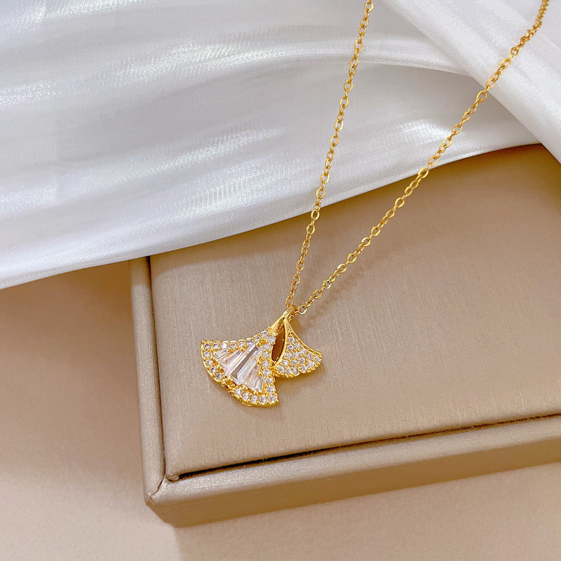 Collana a pendente minimalista con foglia di Ginkgo in acciaio inossidabile e intarsio di strass per donne e uomini