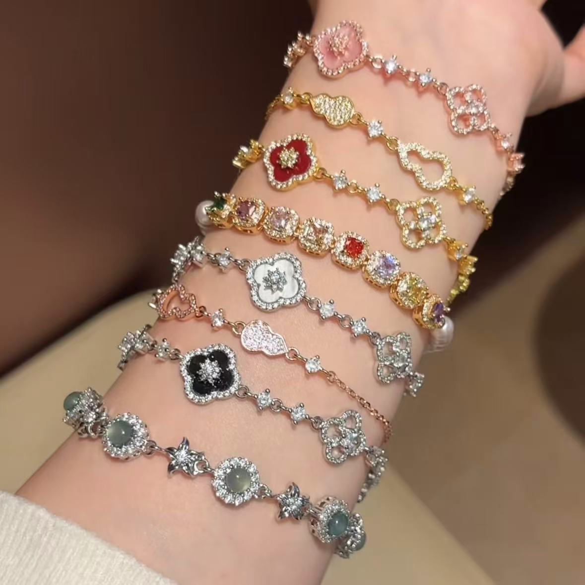 Elegante bracciale da donna con fiore geometrico e accenti in zircone, in rame placcato, stile trendy da ufficio, gioiello versatile e lussuoso per la mano