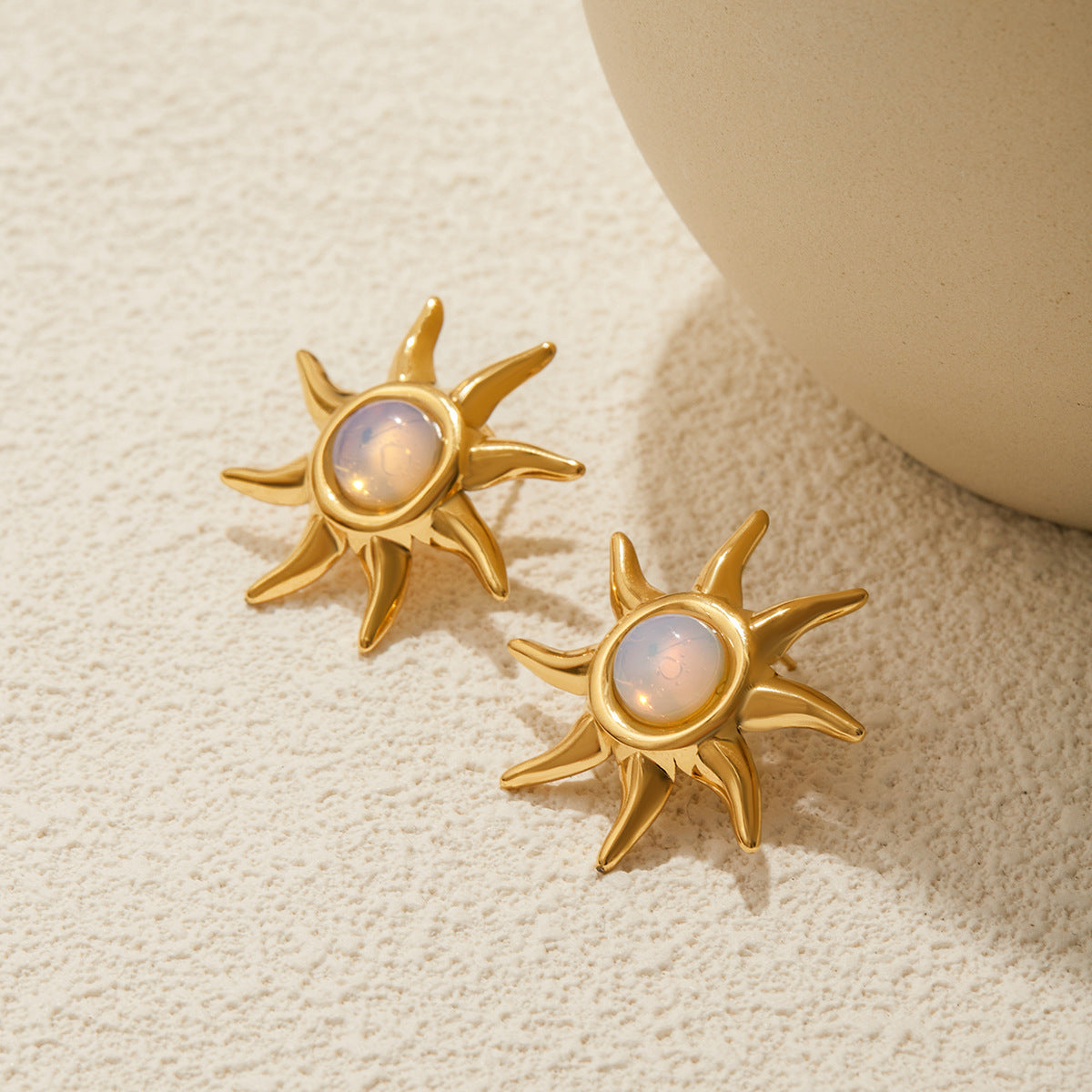 Collana da donna con ciondolo minimalista in acciaio al titanio a forma di sole e catena in acciaio inossidabile placcato