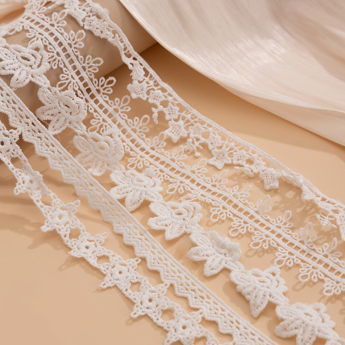 Collana girocollo minimalista in pizzo dai toni freddi con design floreale e geometrico per donna, con pendente in perla imitazione e dettagli asimmetrici con frange