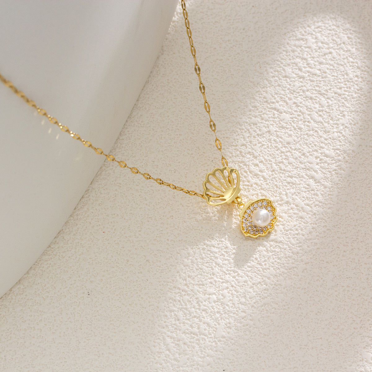 Collana Minimalista in Acciaio al Titanio a Forma Floreale con Pendente a Guscio Vuoto, Charm in Rame Placcato Oro, Intarsio in Zirconia Cubica, Catena a O, Design di Lusso Unisex