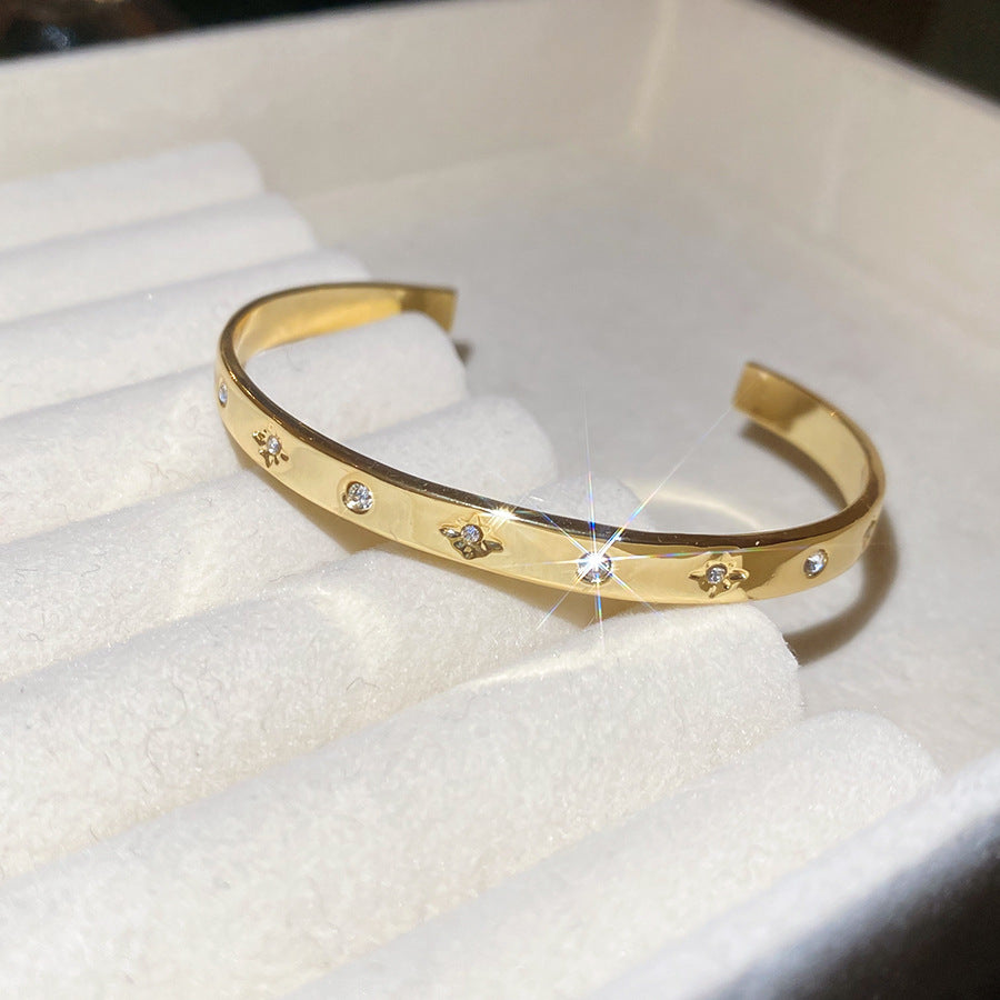 Bracciale rigido aperto geometrico minimalista da donna con placcatura in oro e intarsio in zirconi, accessorio di moda leggero per tutti i giorni