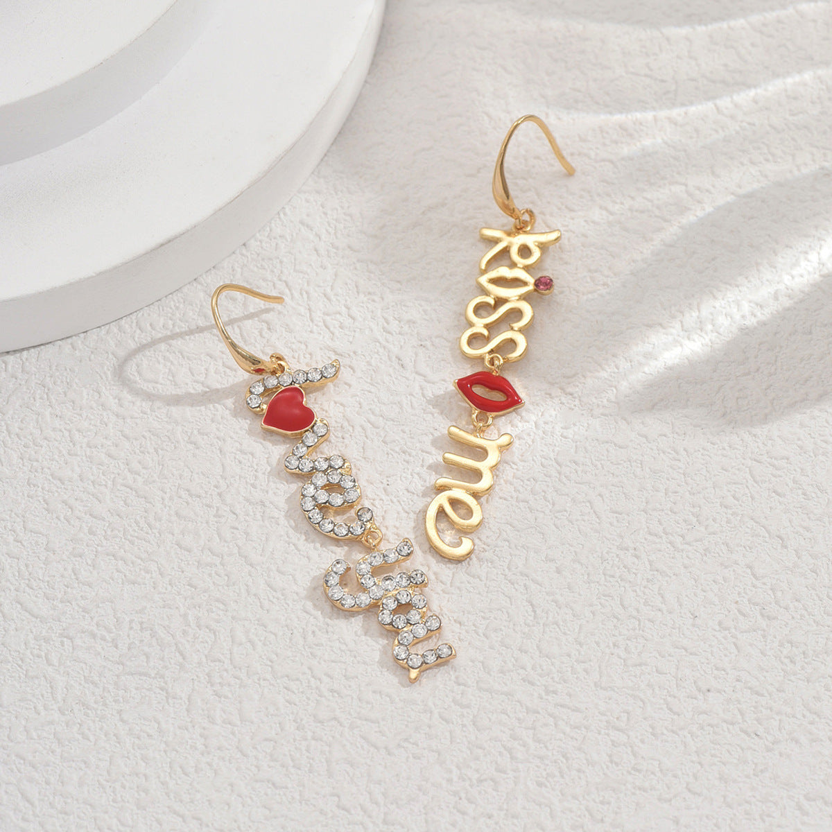 Pendientes minimalistas con forma de letra, de aleación de zinc, con incrustaciones de diamantes de imitación y postes de acero inoxidable para mujer