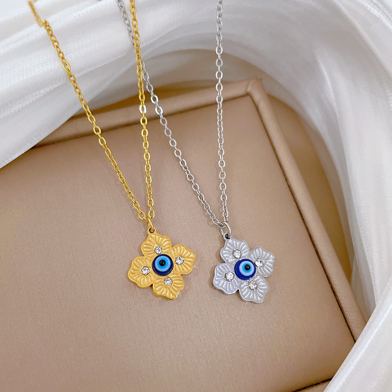 Collana con ciondolo a forma di occhio di trifoglio in stile cartone animato per donne e uomini in acciaio al titanio placcato oro, catena delicata per clavicola