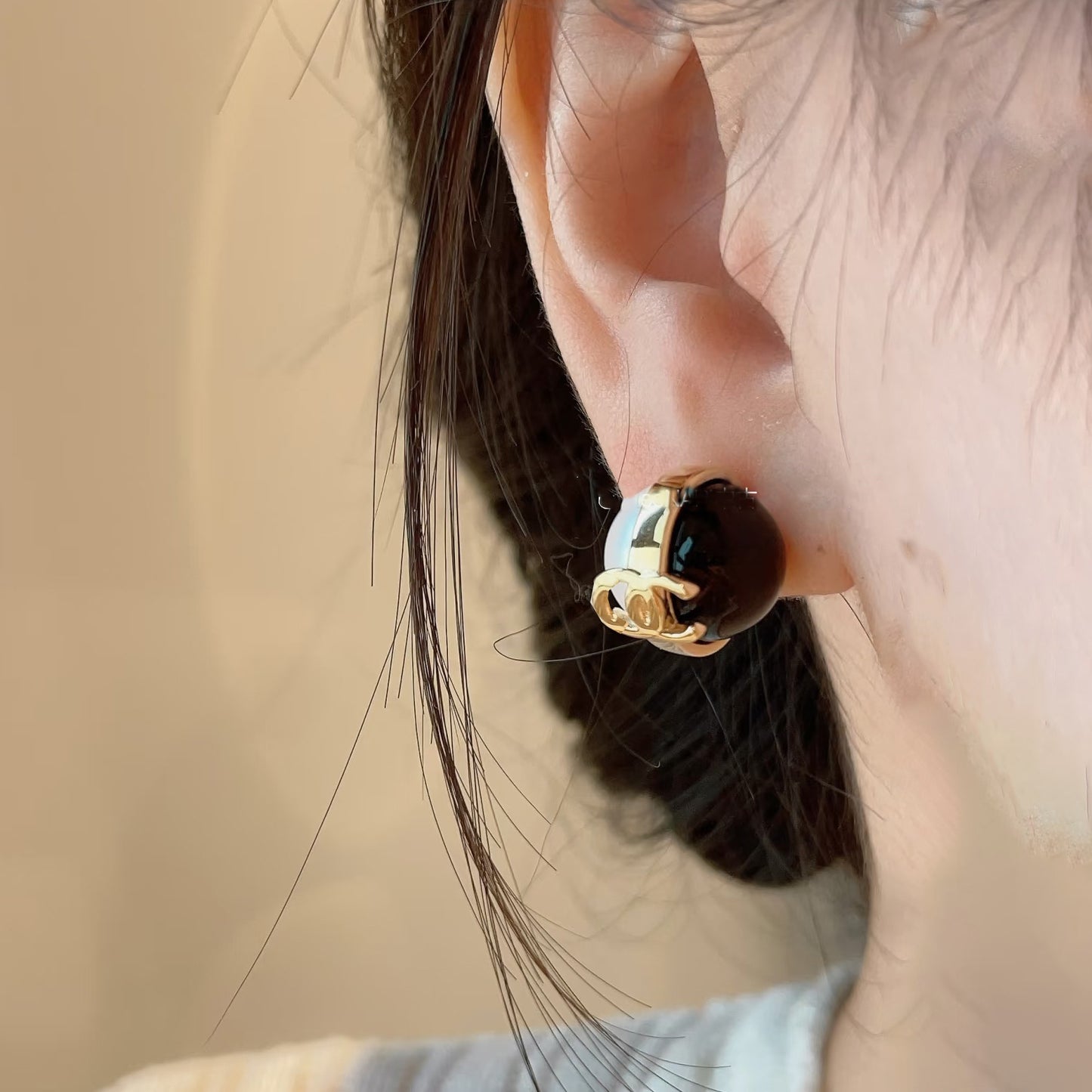 Sweet Luxury Double C Letter Gold Plated Brass Earrings with Black and White Pearls 925 Silver Post for Women