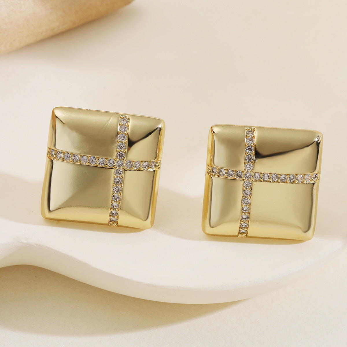 Pendientes de Cobre Geométricos Minimalistas en Forma de Corazón con Microengaste para Mujer