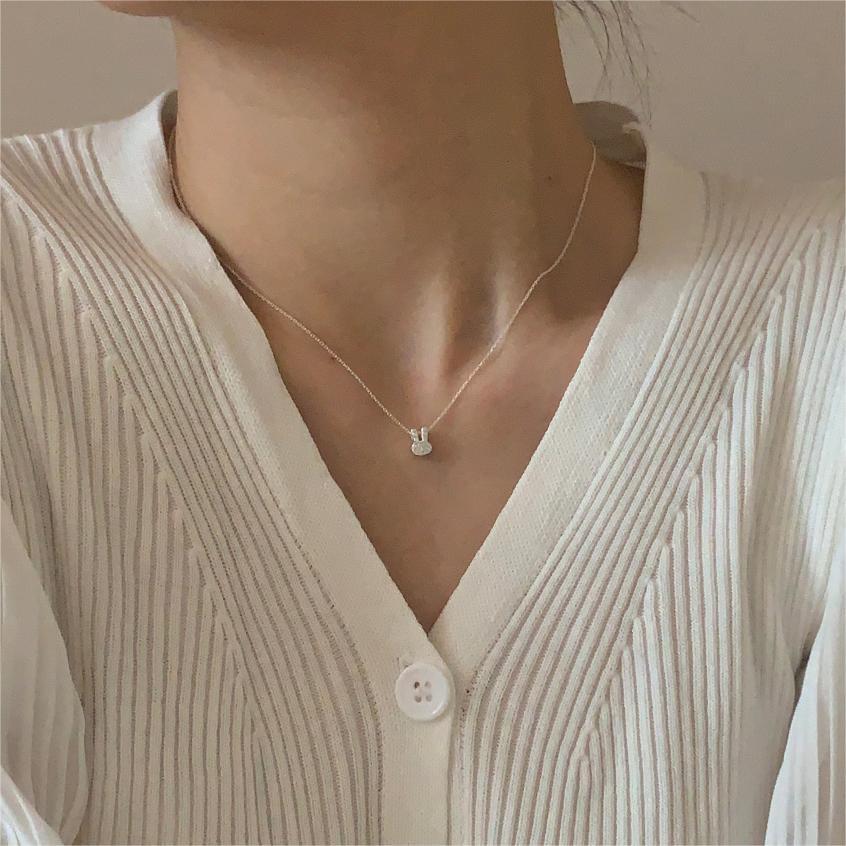 Collana con Ciondolo Coniglio Minimalista in Argento Sterling 925 con Finitura Placcata su Catena a Croce